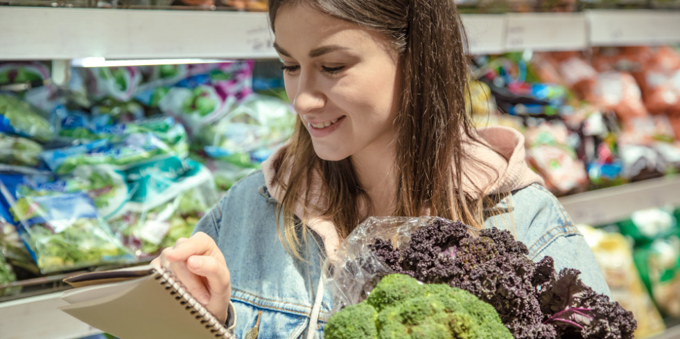 El uso de etiquetas que muestren la huella de carbono motiva a comprar alimentos de origen vegetal
