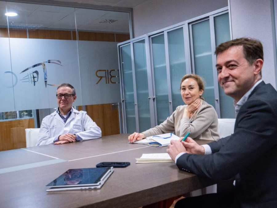 La consejera de Salud y Políticas Sociales, María Martín, presenta junto al investigador Alfredo Martínez el hallazgo del mecanismo molecular responsable del desarrollo de diabetes en personas con
