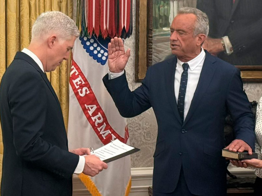 Kennedy jurando cargo como secretario salud eeuu