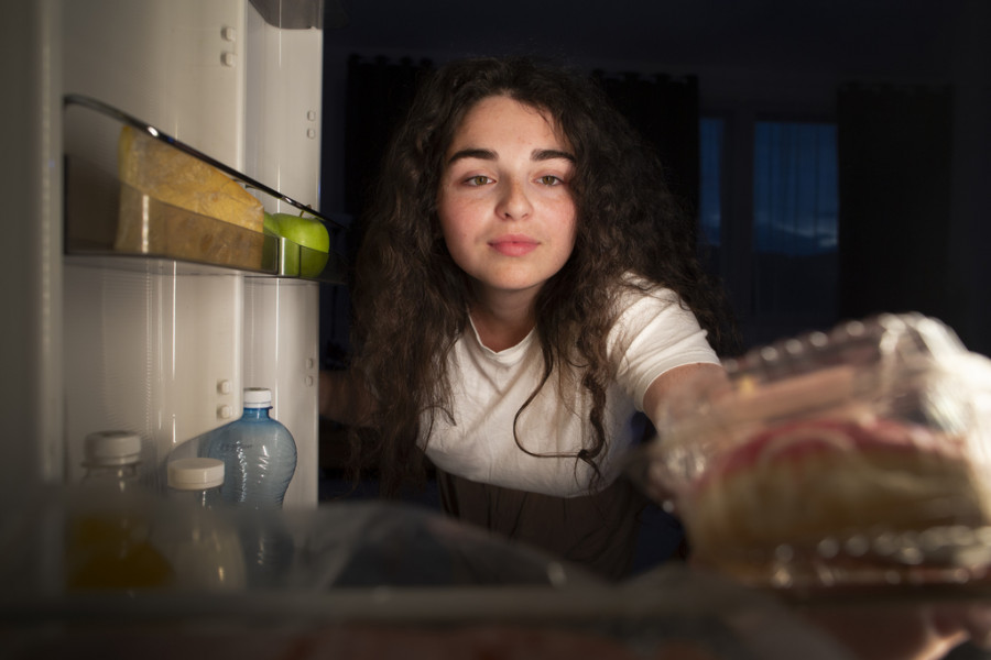 Adolescente buscando comida