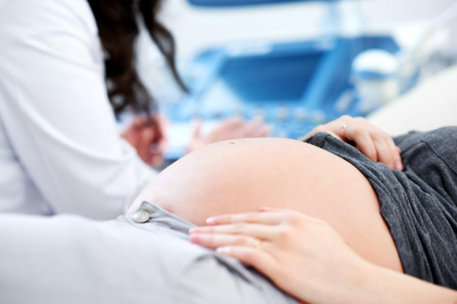 Mujer embarazada en el médico