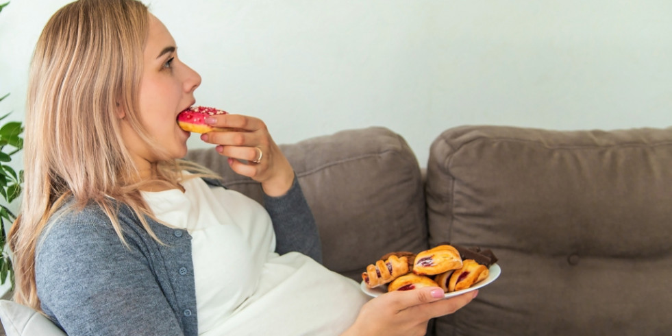 Una dieta durante el embarazo alta en grasas y azúcares aumenta el riesgo de TDAH y autismo en niños
