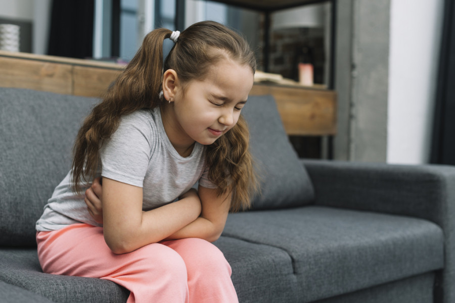 Niña con dolor de estómago