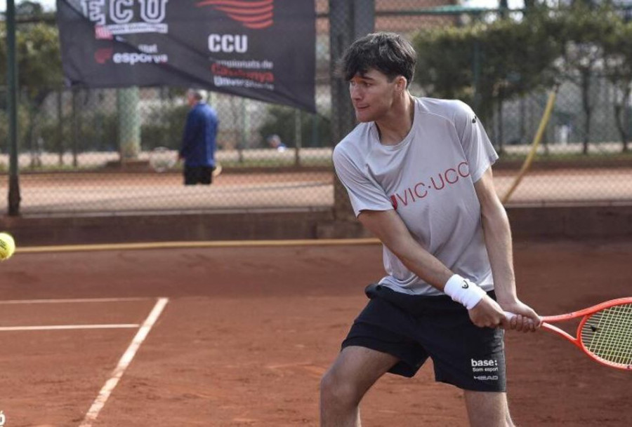Lluc Mir, estudiante de Nutrición, gana el Campeonato Catalán Universitario de Tenis 2025