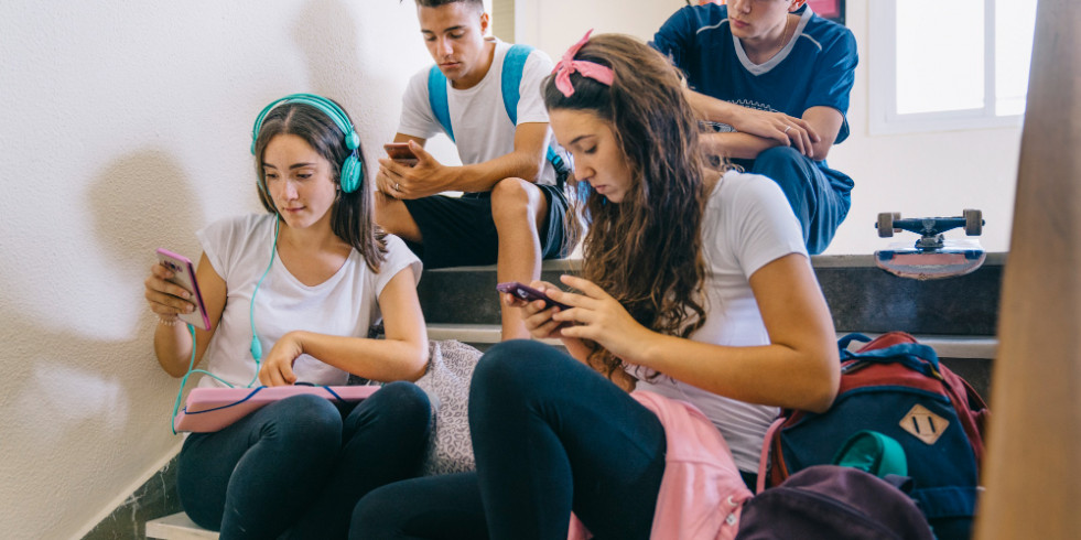 El uso de redes sociales se vincula con malos hábitos alimentarios en adolescentes