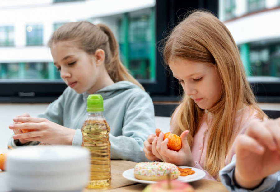 Adolescentes comiendo en el comedor