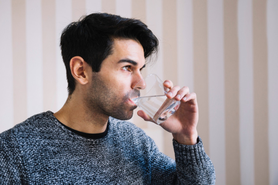 Expertos recomiendan buscar consejo médico antes de iniciar una dieta de ayuno basada únicamente en agua