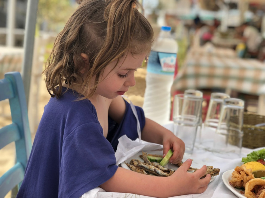 Niña come pescado inteligencia