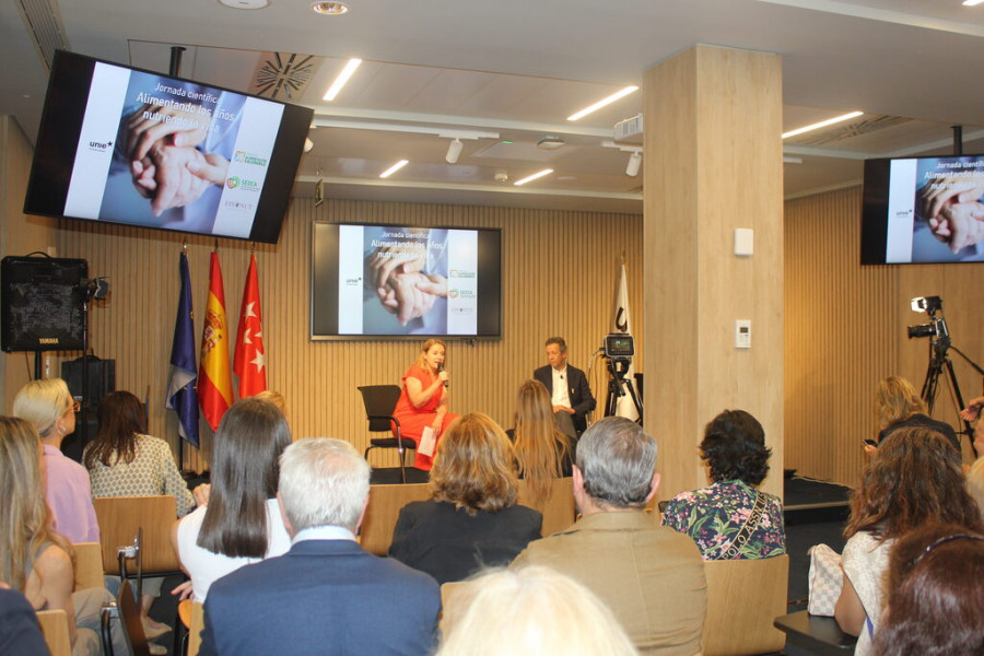 Marta Rodríguez, decana de Salud en UNIE, y Jesús Román, profesor de la Universidad Complutense.