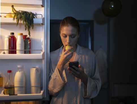 ¿Cómo afecta el horario de la ingesta de alimentos al metabolismo de la glucosa y la sensibilidad a la insulina?