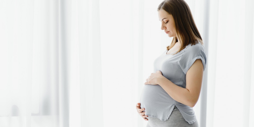 Asocian la exposición a partículas finas durante el embarazo con un mayor riesgo de obesidad infantil