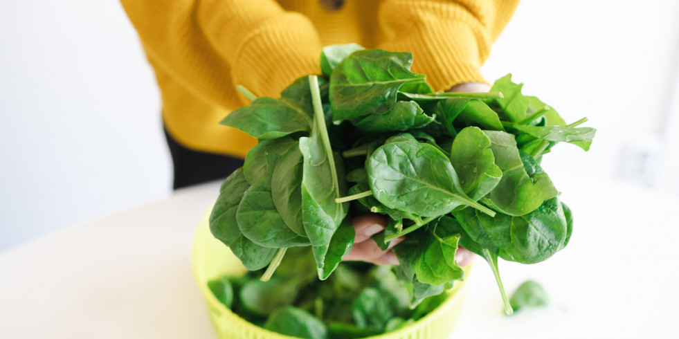 ¿Cómo afectan las verduras de hoja verde en la salud vascular y musculoesquelética?