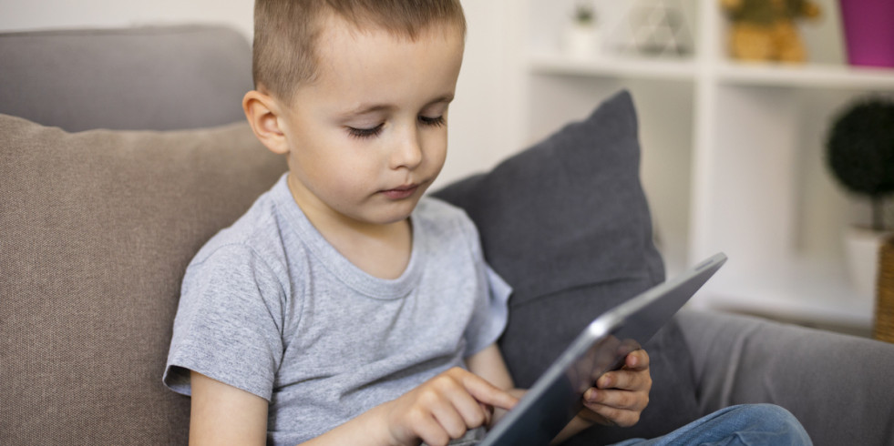 El 75 % de los niños de 6 a 8 años están expuestos a publicidad de comida basura en YouTube Kids