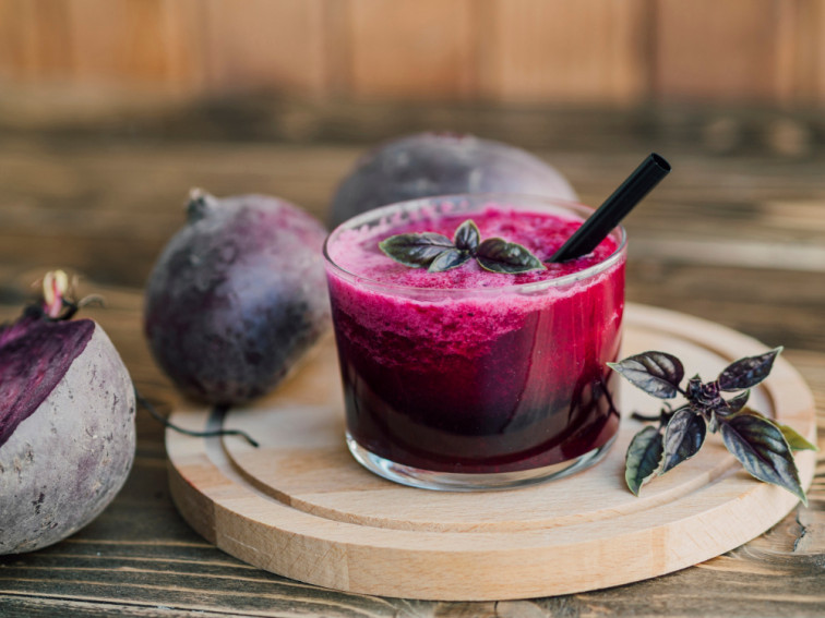 El jugo de remolacha reduce la presión arterial en personas mayores al cambiar el microbioma oral