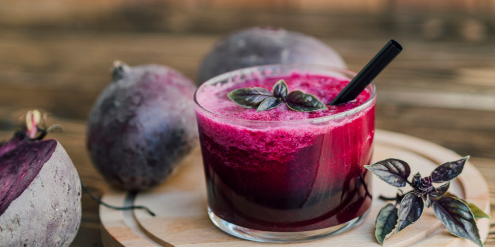 El jugo de remolacha reduce la presión arterial en personas mayores al cambiar el microbioma oral
